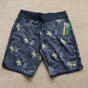 NWT Travis Mathew Floral Board Shorts ~ Men size 30